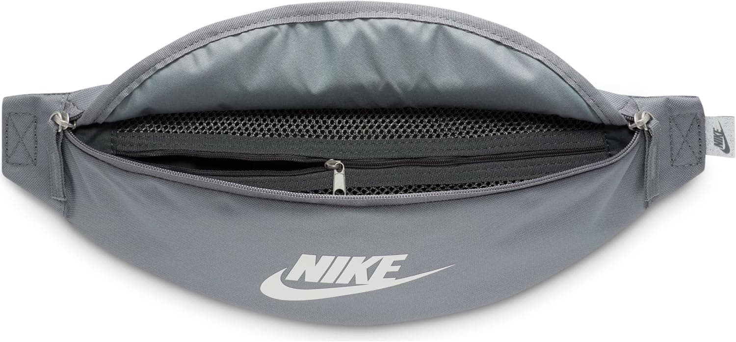 کیف کمری مردانه Nike Heritage خاکستری دودی و سفید کیف کمری مردانه Nike Heritage خاکستری دودی و سفید