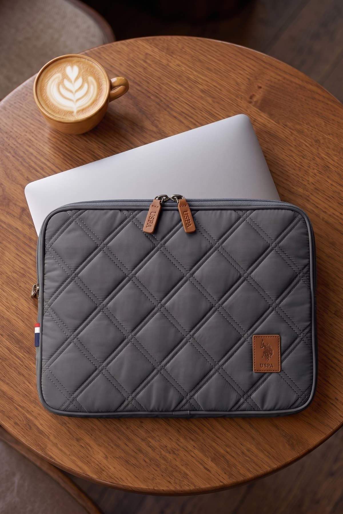 کاور لپتاپ U.S. Polo Assn. مناسب Macbook Air و Macbook Pro 13 و 13.3 اینچی، رنگ سنگی کاور لپتاپ U.S. Polo Assn. مناسب Macbook Air و Macbook Pro 13 و 13.3 اینچی، رنگ سنگی