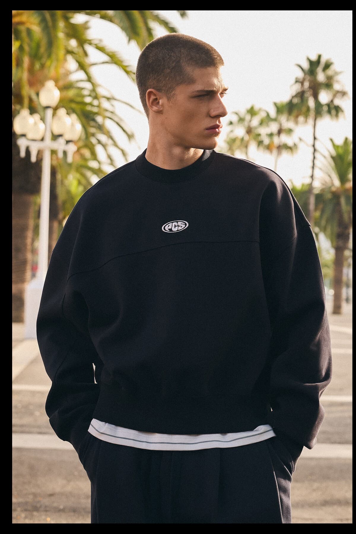 سوئیشرت مردانه Bershka یقه گرد با وصله سوئیشرت مردانه Bershka یقه گرد با وصله