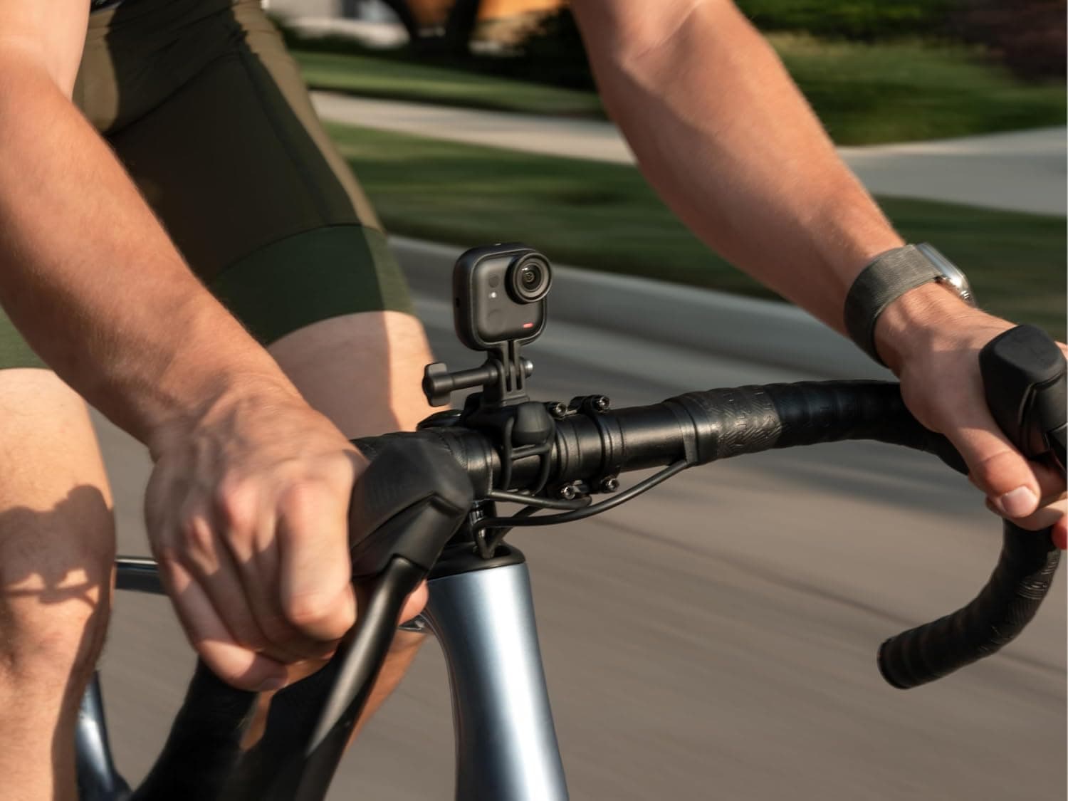 دوربین Insta360 GO Ultra مشکی نیمهشب بسته تولید محتوا همراه Mini 2-in-1 Tripod 2.0، Quick Release Mount و Pivot Stand دوربین Insta360 GO Ultra مشکی نیمهشب بسته تولید محتوا همراه Mini 2-in-1 Tripod 2.0، Quick Release Mount و Pivot Stand