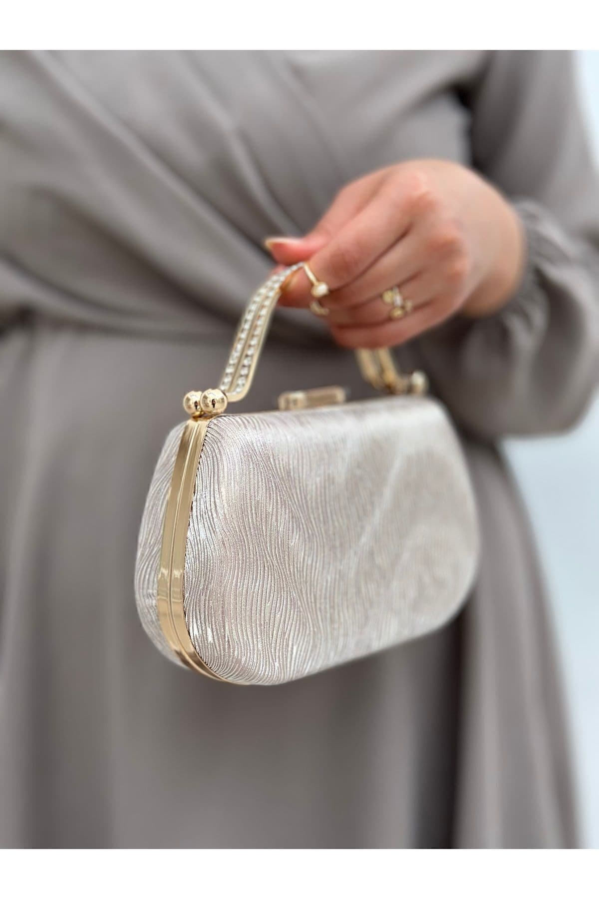 کیف دستی مجلسی زنانه she poly طلایی موجدار کیف دستی مجلسی زنانه she poly طلایی موجدار