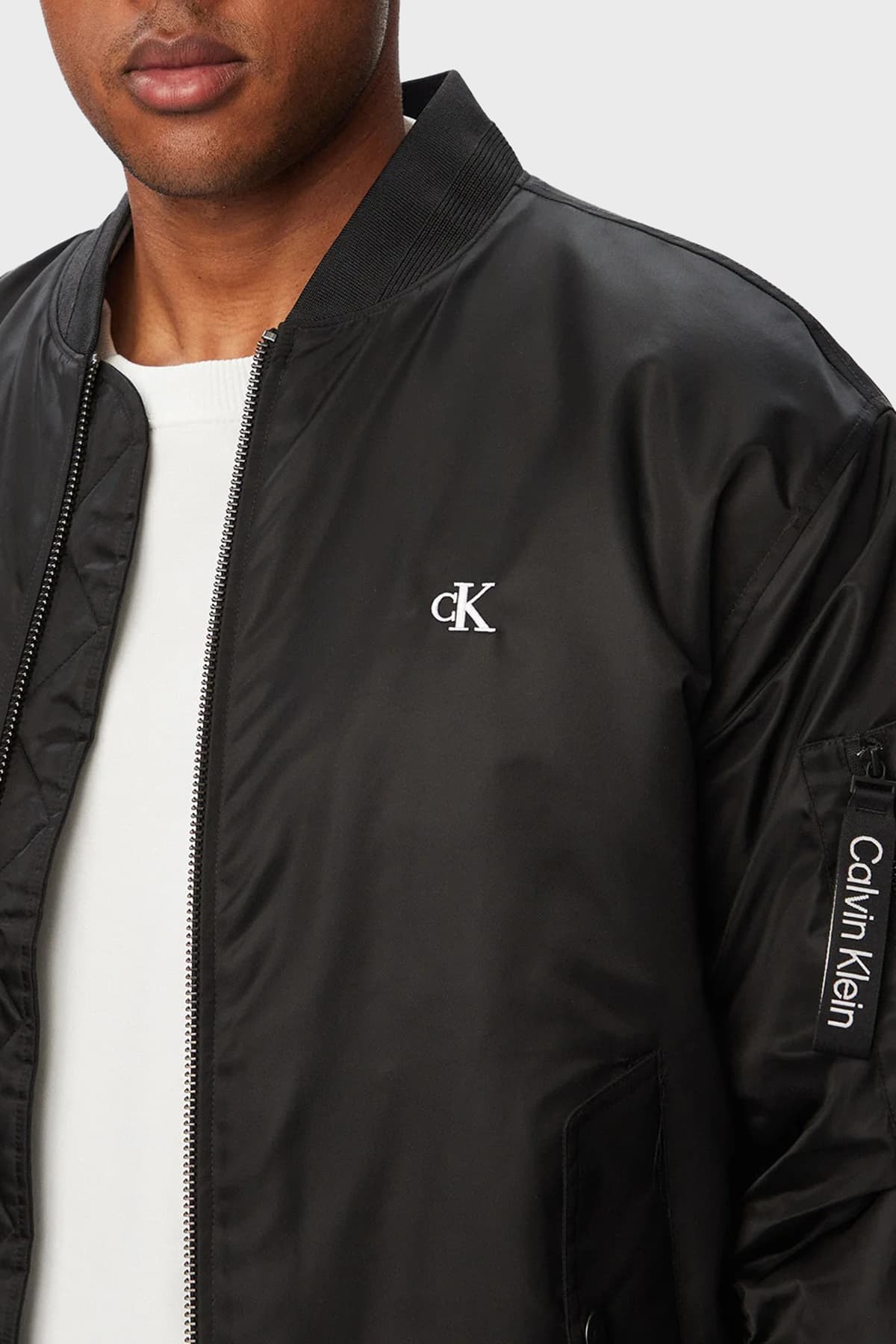 کاپشن مردانه Calvin Klein دافع آب فیت ریلکس یقه کالج مدل LV04RG505GUB1 کاپشن مردانه Calvin Klein دافع آب فیت ریلکس یقه کالج مدل LV04RG505GUB1