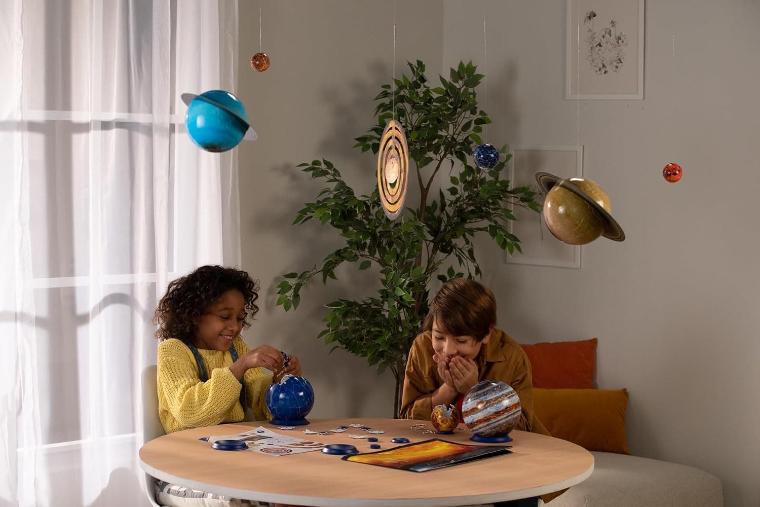 پازل سهبعدی منظومه شمسی کودکان Ravensburger با 540 قطعه، 8 سیاره مقیاسدار، پایه، آویز خورشید و پوستر مدل 11668‑3 پازل سهبعدی منظومه شمسی کودکان Ravensburger با 540 قطعه، 8 سیاره مقیاسدار، پایه، آویز خورشید و پوستر مدل 11668‑3