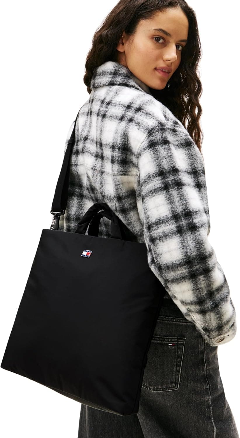 کیف دستی زنانه Tommy Jeans مدل TJW URBAN NYLON MED TOTE مشکی کیف دستی زنانه Tommy Jeans مدل TJW URBAN NYLON MED TOTE مشکی