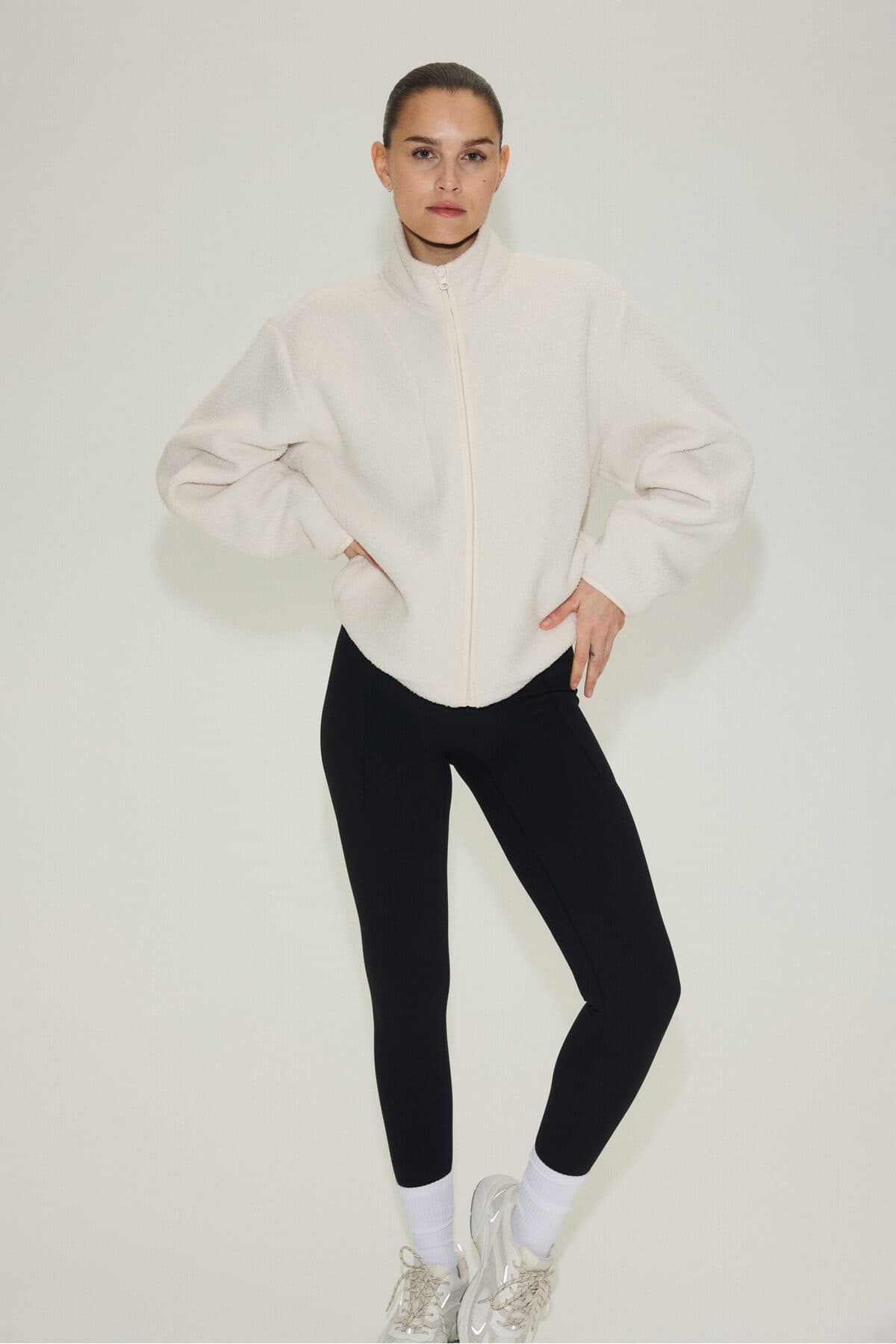 ژاکت ورزشی زنانه H&M از جنس پلوش ژاکت ورزشی زنانه H&M از جنس پلوش