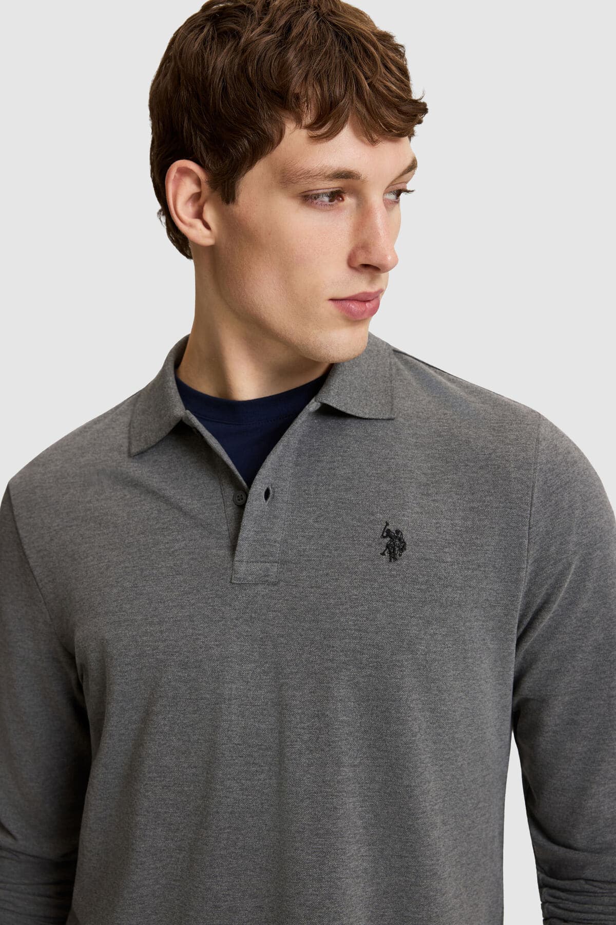 سوئیشرت مردانه U.S. Polo Assn. یقه پولو فیت معمولی خاکستری ذغالی ملانژ مدل 50333246-VR081 سوئیشرت مردانه U.S. Polo Assn. یقه پولو فیت معمولی خاکستری ذغالی ملانژ مدل 50333246-VR081