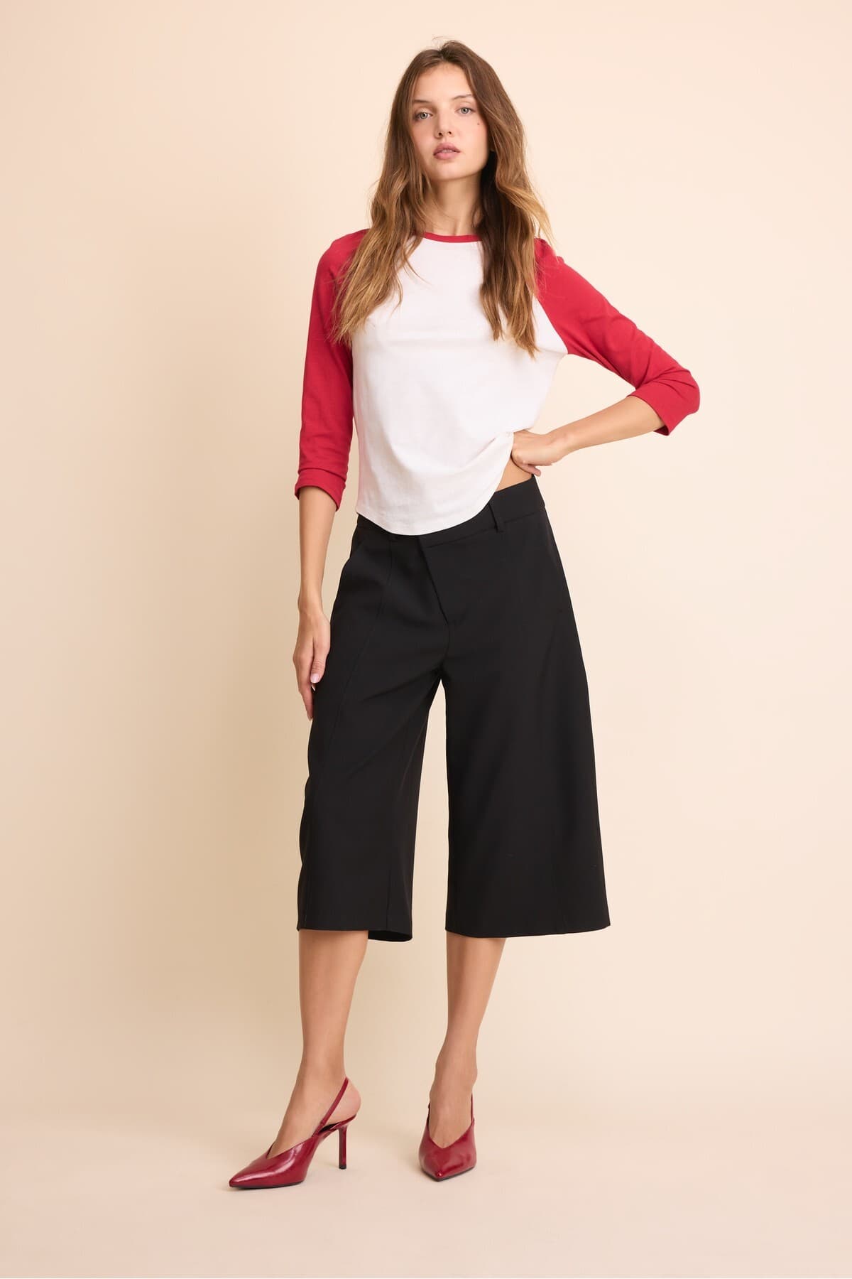 استیلتو زنانه Stradivarius یقه V پشت باز استیلتو زنانه Stradivarius یقه V پشت باز