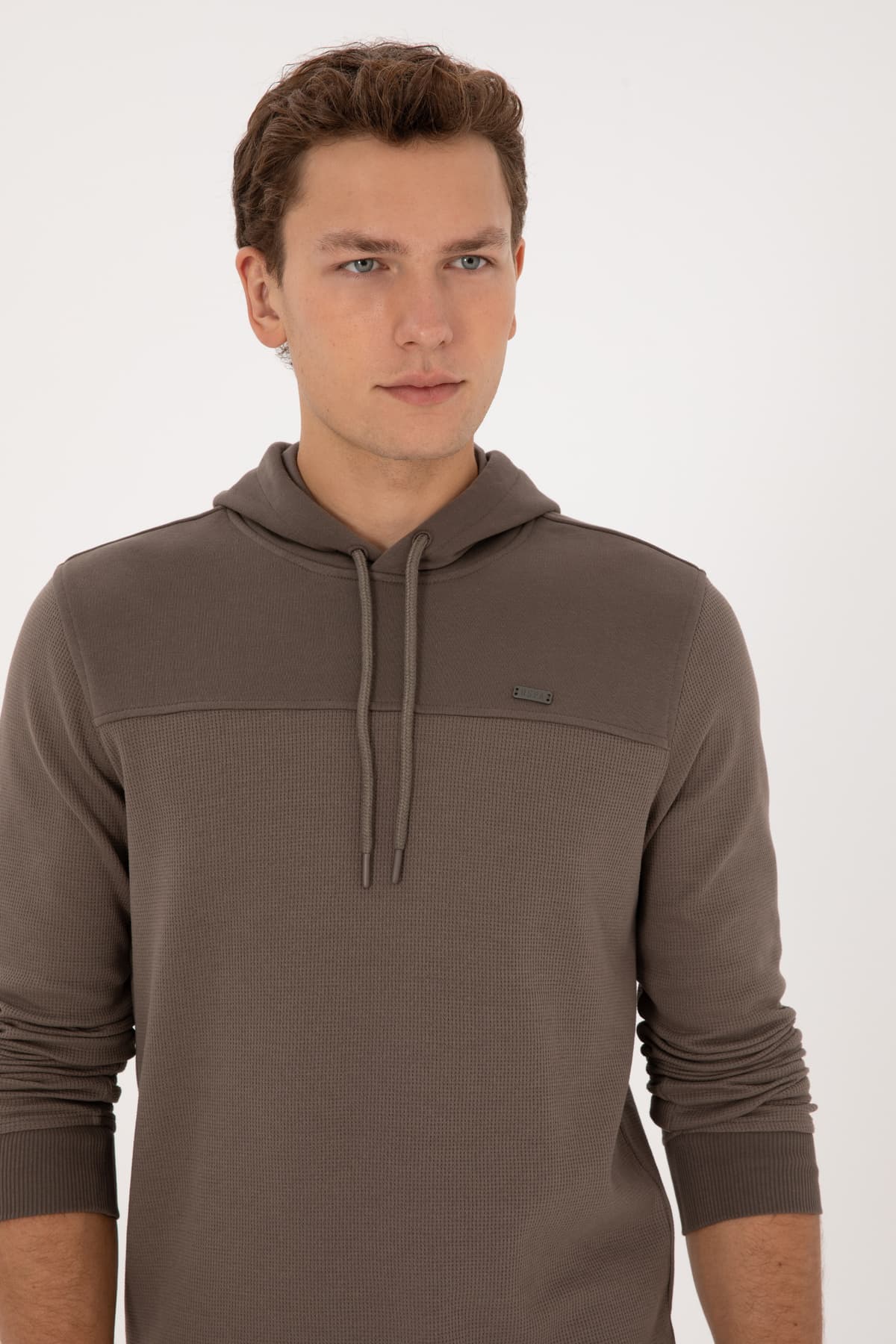 سوئیشرت مردانه U.S. Polo Assn. کاپشندار بافت لانهزنبوری قهوهای خاکستری مدل 50315526-VR052 سوئیشرت مردانه U.S. Polo Assn. کاپشندار بافت لانهزنبوری قهوهای خاکستری مدل 50315526-VR052