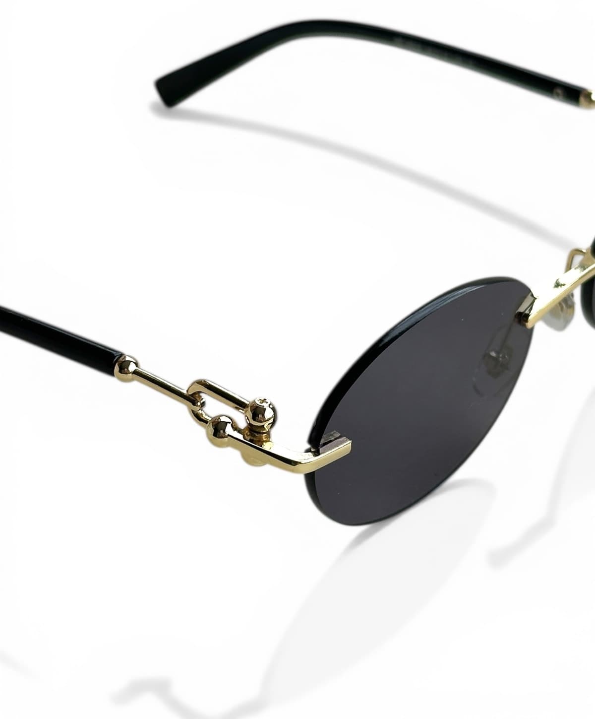 عینک آفتابی زنانه REN EYEWEAR فلزی بیضی مشکی با جزئیات طلایی UV400 مدل DERLA عینک آفتابی زنانه REN EYEWEAR فلزی بیضی مشکی با جزئیات طلایی UV400 مدل DERLA