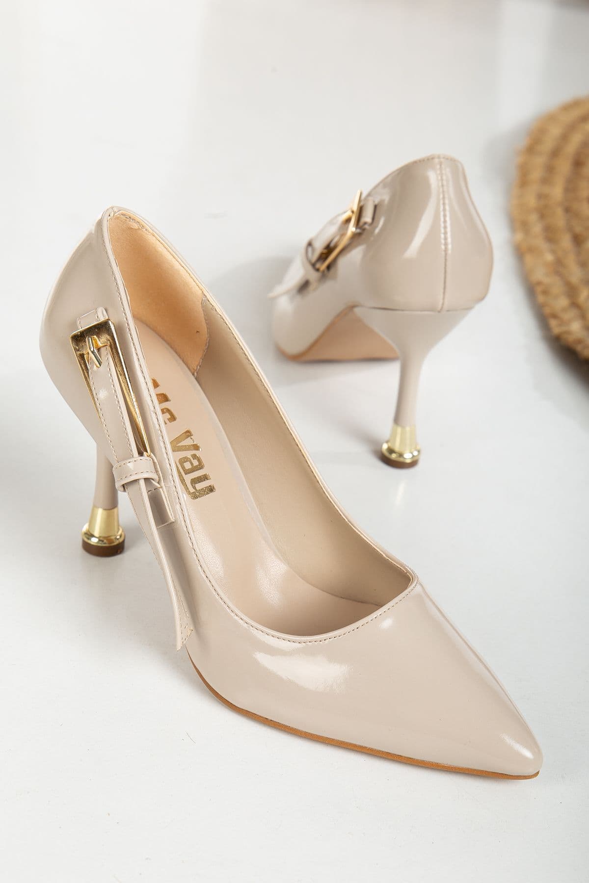 کفش زنانه استیلتو Mc vay Shoes بژ روگان توکهدار طلایی پشت بسته کفش زنانه استیلتو Mc vay Shoes بژ روگان توکهدار طلایی پشت بسته