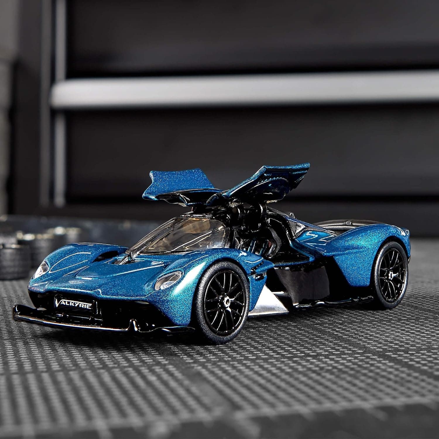ماشین کلکسیونی 1:64 Hot Wheels Elite 64 Aston Martin Valkyrie با درهای بازشو، بدنه و شاسی فلزی، رنگ سبزآبی متالیک مدل HWR91 ماشین کلکسیونی 1:64 Hot Wheels Elite 64 Aston Martin Valkyrie با درهای بازشو، بدنه و شاسی فلزی، رنگ سبزآبی متالیک مدل HWR91