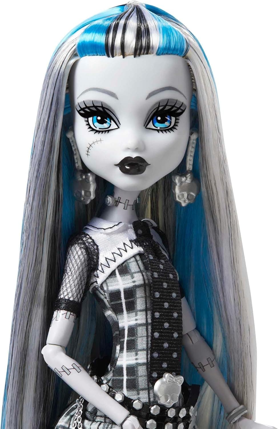 عروسک کلکسیونی Monster High Frankie Stein مدل Reel Drama سیاهوسفید با پوسترهای هماندازه عروسک و واقعی عروسک کلکسیونی Monster High Frankie Stein مدل Reel Drama سیاهوسفید با پوسترهای هماندازه عروسک و واقعی