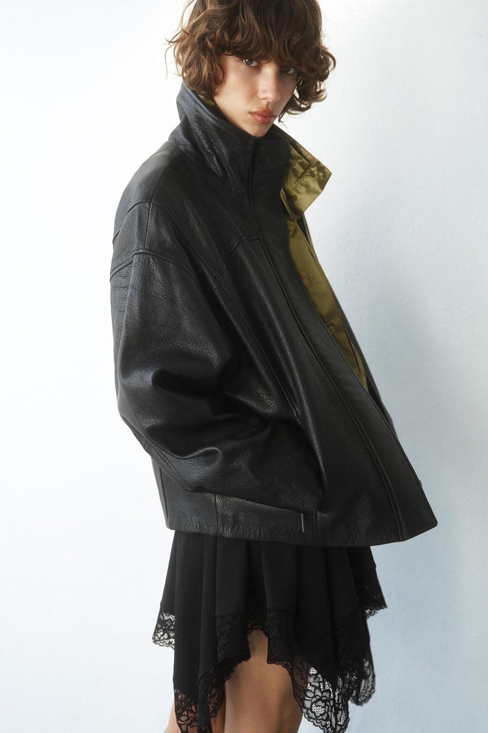 ژاکت زنانه Zara چرمی اورسایز مشکی سایز L ژاکت زنانه Zara چرمی اورسایز مشکی سایز L