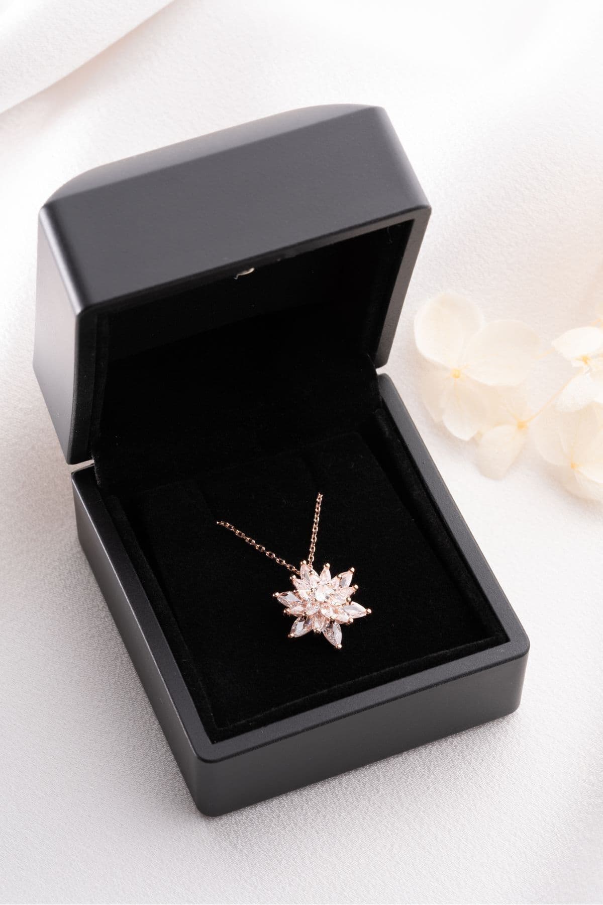 گردنبند Silvano Jewelry نقره 925 عیار گل نیلوفر سفید یخی در جعبه نورپردازیشده گردنبند Silvano Jewelry نقره 925 عیار گل نیلوفر سفید یخی در جعبه نورپردازیشده