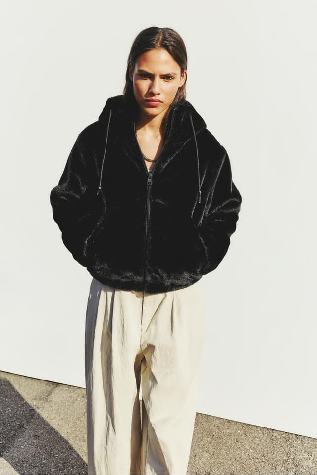 کت زنانه Pull & Bear کلاهدار با خز مصنوعی کت زنانه Pull & Bear کلاهدار با خز مصنوعی