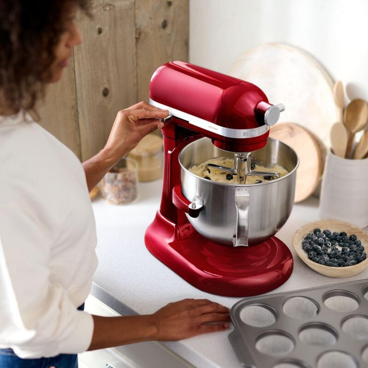 همزن ایستاده کاسهدار KitchenAid Artisan با کاسه بالارونده 6,6 L به رنگ قرمز سیب آبنباتی همزن ایستاده کاسهدار KitchenAid Artisan با کاسه بالارونده 6,6 L به رنگ قرمز سیب آبنباتی