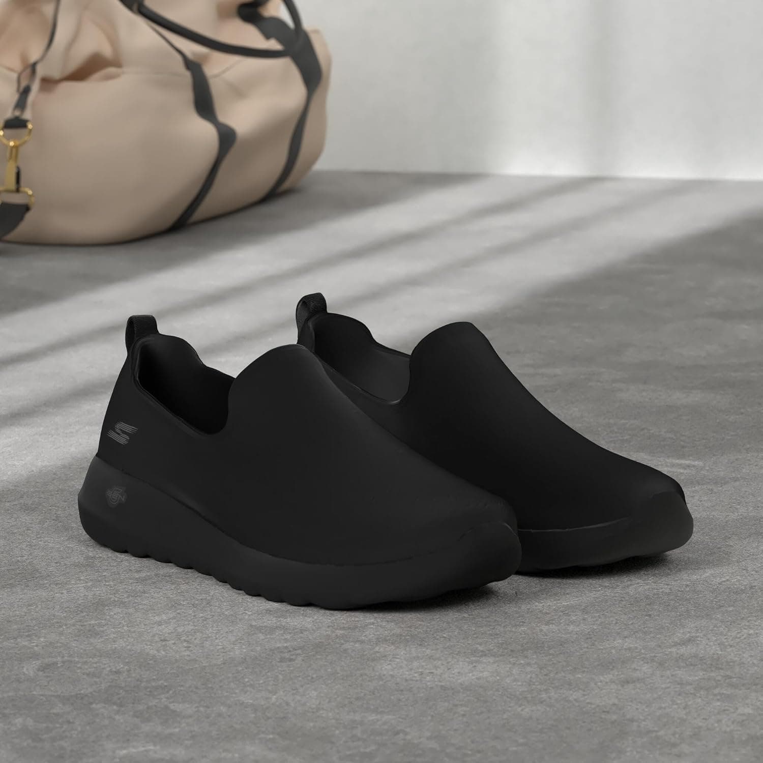 کفش ورزشی پیادهروی مردانه Skechers مدل Gowalk Max با زیره فوم Air Cooled کفش ورزشی پیادهروی مردانه Skechers مدل Gowalk Max با زیره فوم Air Cooled