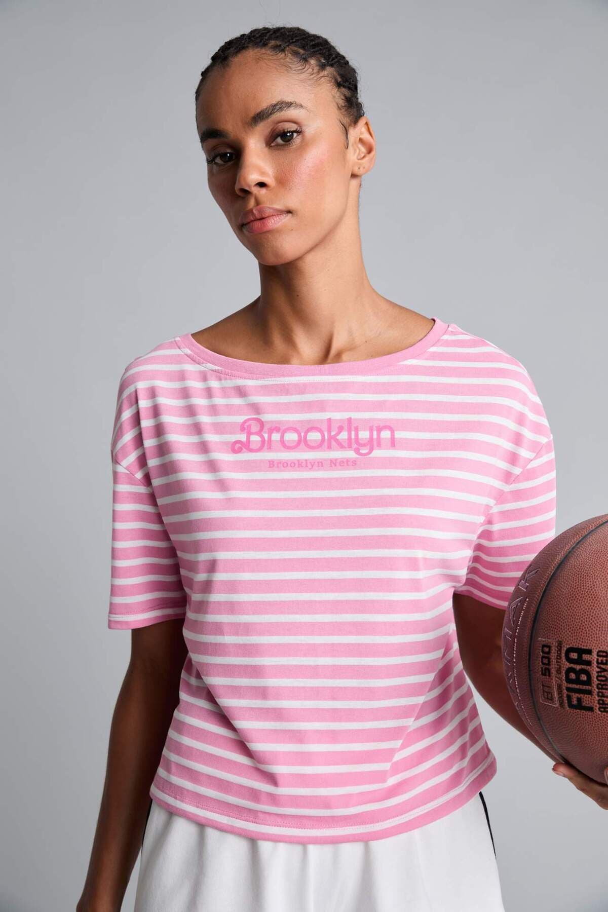 تیشرت زنانه Defacto NBA Brooklyn Nets یقه قایقی گشاد آستین کوتاه ورزشی مدل H9583AX26HS تیشرت زنانه Defacto NBA Brooklyn Nets یقه قایقی گشاد آستین کوتاه ورزشی مدل H9583AX26HS