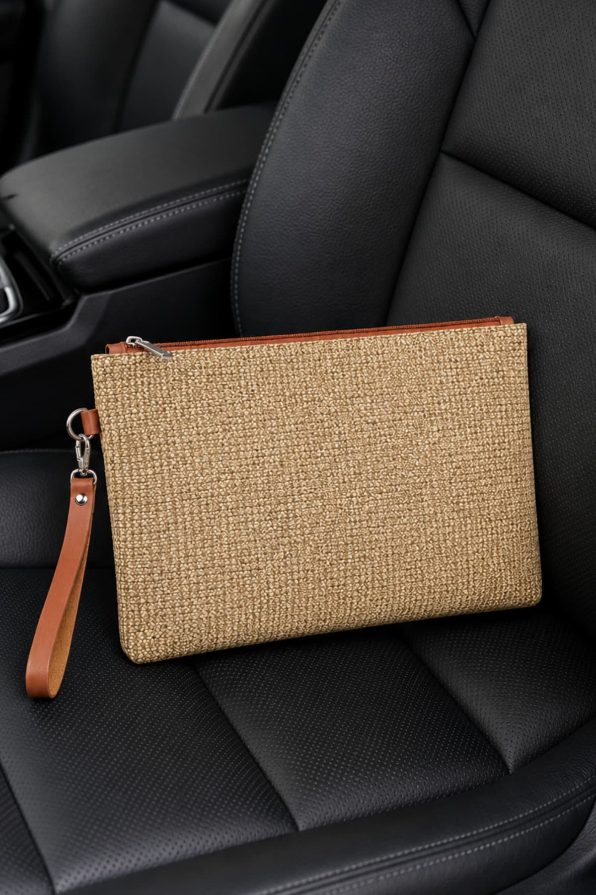 کیف کلاچ دستی Adelina Bags با بند مچی، آستر ساتن و ظاهر حصیری کیف کلاچ دستی Adelina Bags با بند مچی، آستر ساتن و ظاهر حصیری