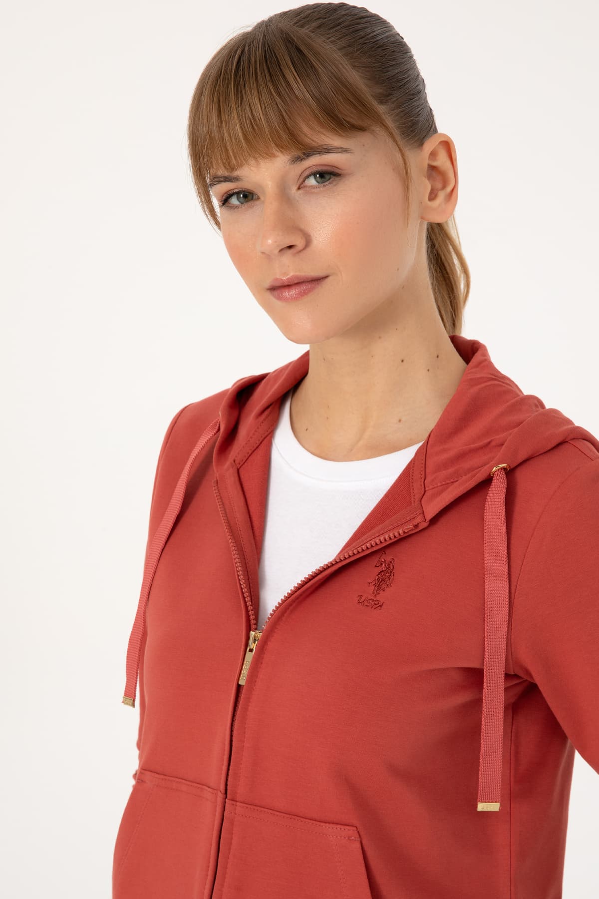 سوئیشرت زنانه U.S. Polo Assn. کاپوشندار زیپدار قرمز آجری مدل 50313594-VR026 سوئیشرت زنانه U.S. Polo Assn. کاپوشندار زیپدار قرمز آجری مدل 50313594-VR026