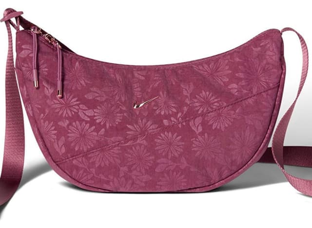 کیف دوشی زنانه Nike گلدار مدل AURA CRESCENT CROSSBODY کیف دوشی زنانه Nike گلدار مدل AURA CRESCENT CROSSBODY