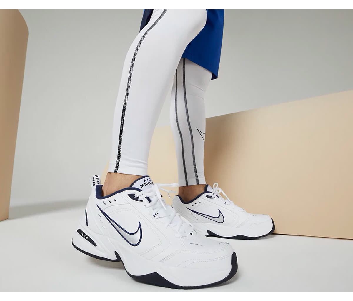 کفش ورزشی زنانه Nike پیادهروی و دویدن مدل Air Monarch کفش ورزشی زنانه Nike پیادهروی و دویدن مدل Air Monarch