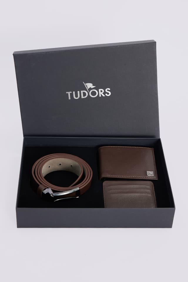 ست سهتایی کیف پول، کارتخوری و کمربند مردانه Tudors با جعبه مخصوص ست سهتایی کیف پول، کارتخوری و کمربند مردانه Tudors با جعبه مخصوص