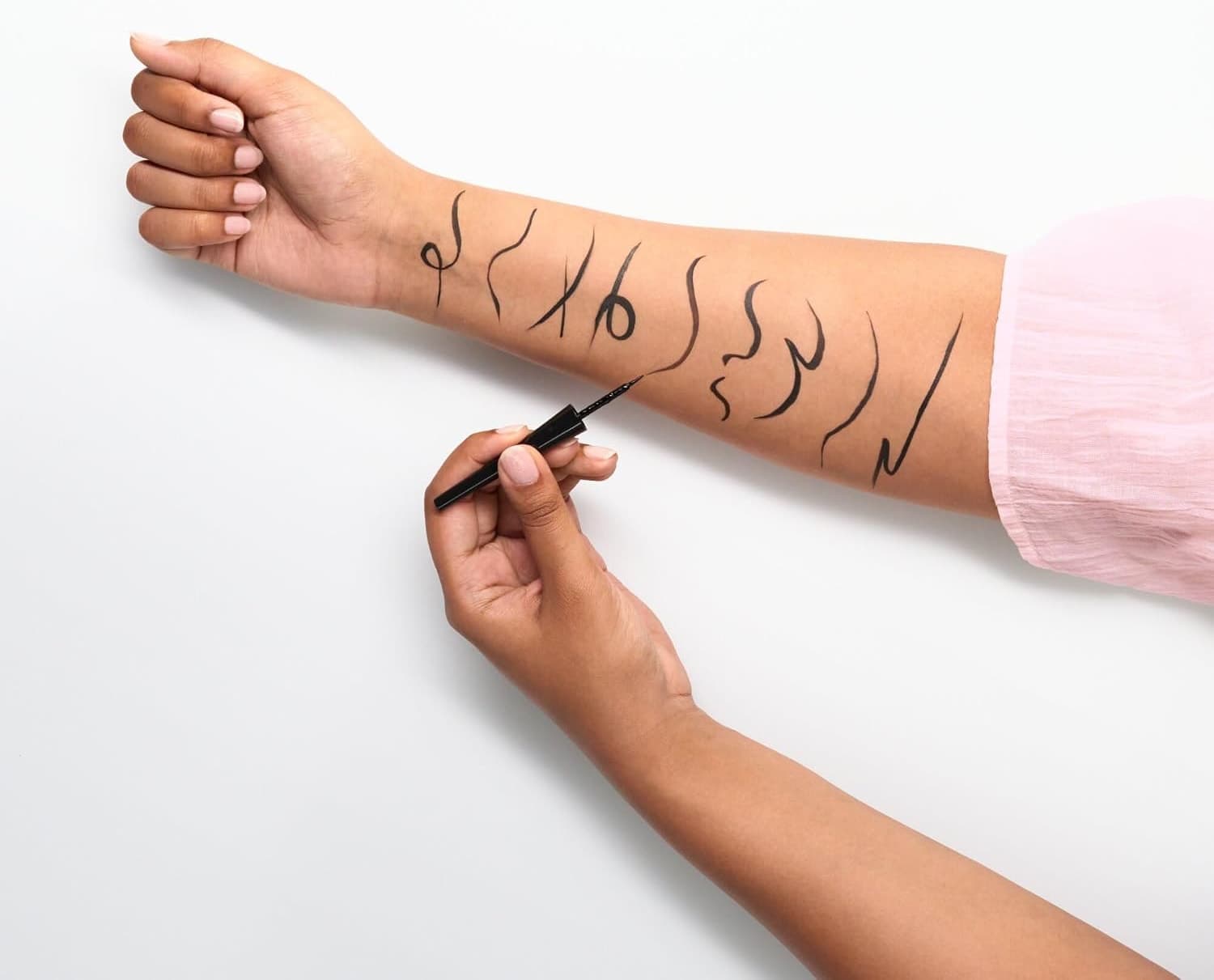 خط چشم مایع Essence Cosmetics ضدآب مدل 01 خط چشم مایع Essence Cosmetics ضدآب مدل 01