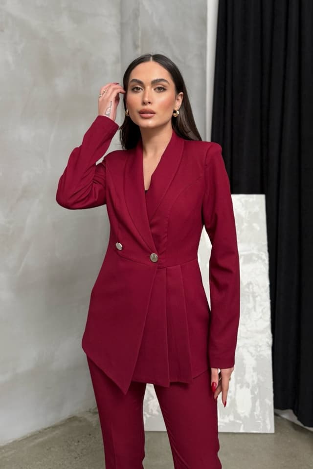 ست کت بلیزر و شلوار زنانه msm fashion زرشکی پلیسهدار با جزئیات دکمه و شلوار راسته ست کت بلیزر و شلوار زنانه msm fashion زرشکی پلیسهدار با جزئیات دکمه و شلوار راسته