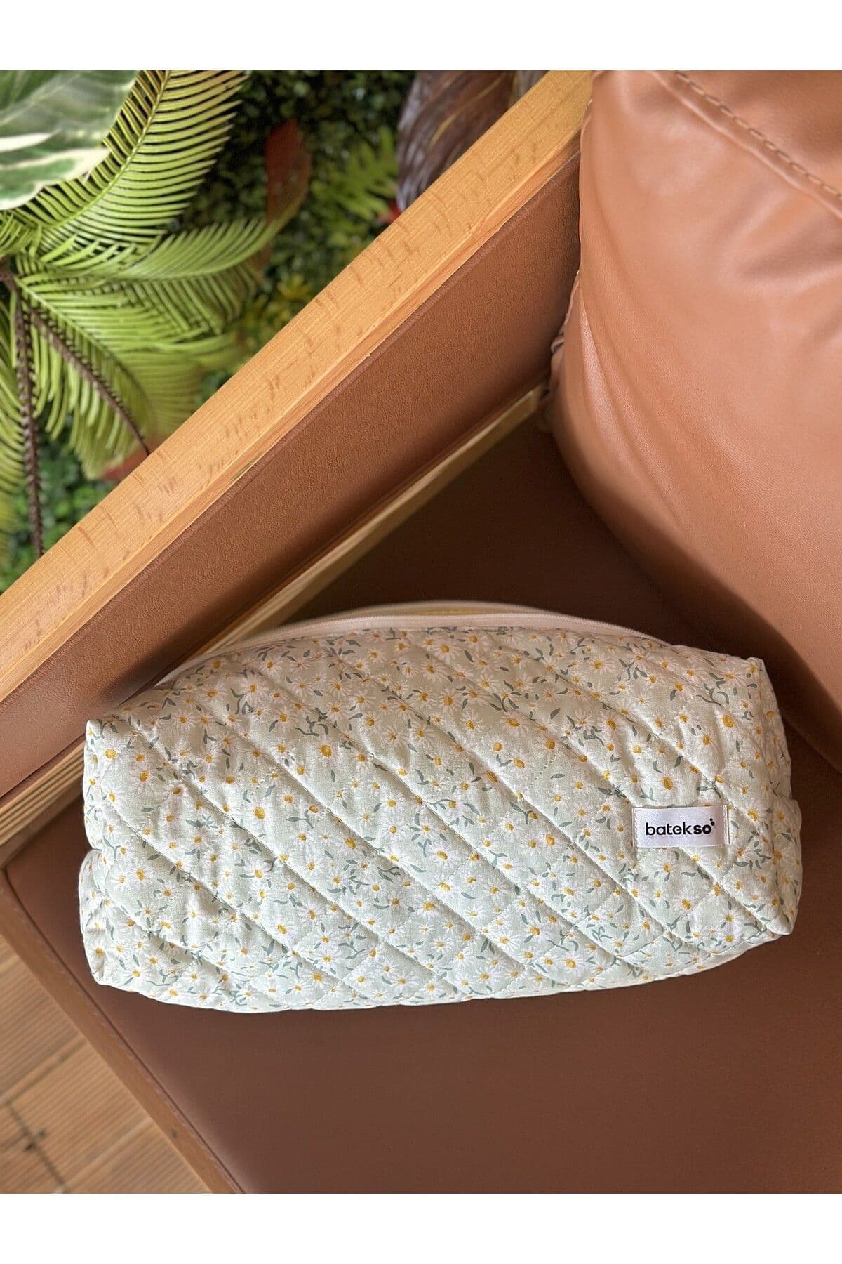 کیف مسافرتی مخصوص حالتدهندههای مو Batekso طرح گل بابونه سفید سایز XL کیف مسافرتی مخصوص حالتدهندههای مو Batekso طرح گل بابونه سفید سایز XL