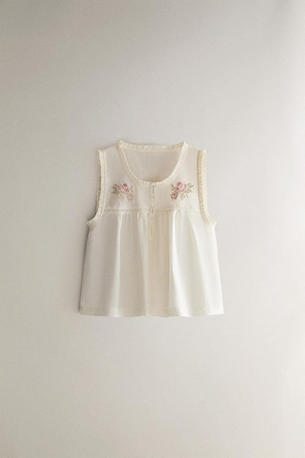 تاپ Zara با گلدوزی گلدار تاپ Zara با گلدوزی گلدار