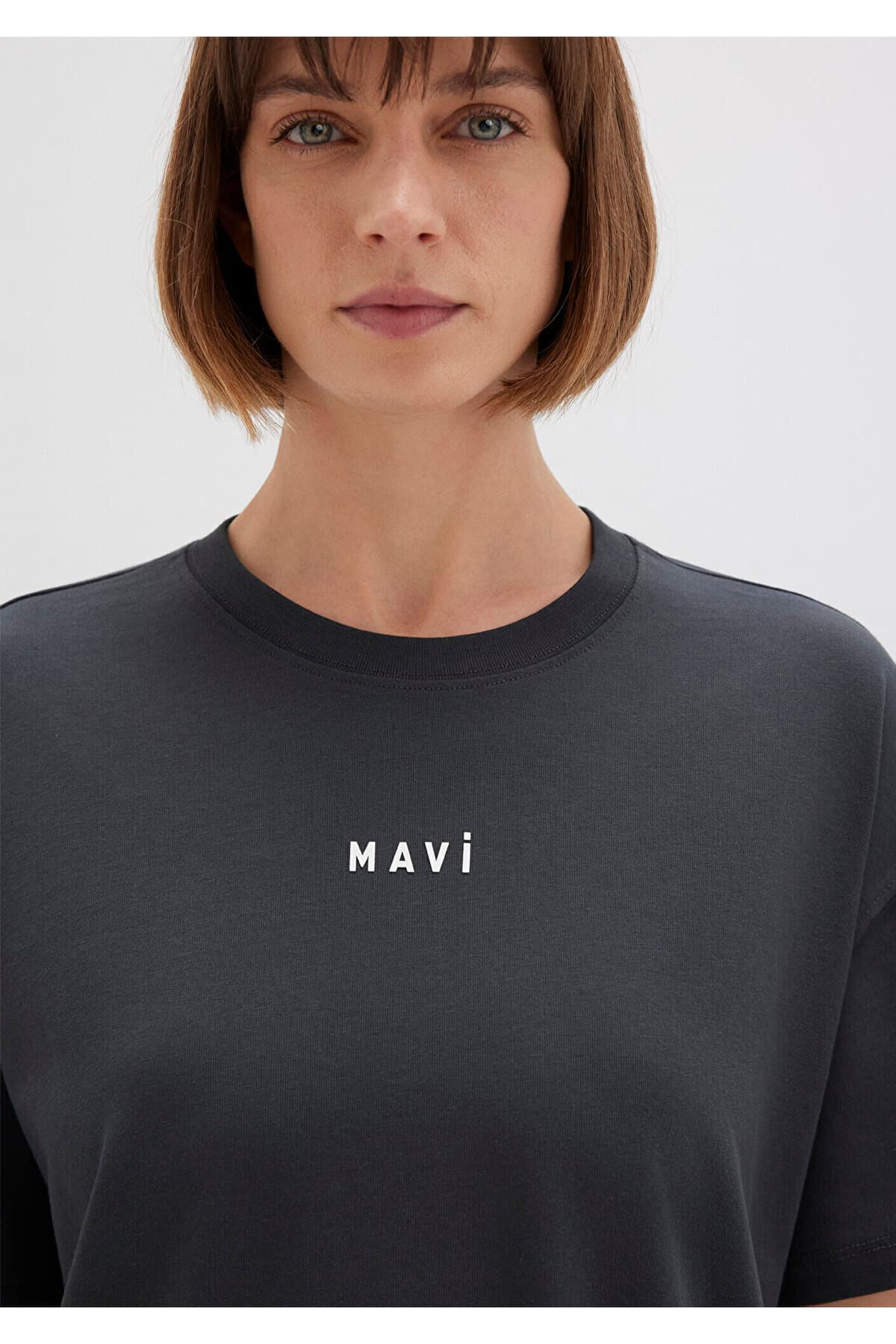 تیشرت زنانه Mavi لوگو چاپی آنتراسیت فیت بول مدل 1612518-70087 تیشرت زنانه Mavi لوگو چاپی آنتراسیت فیت بول مدل 1612518-70087