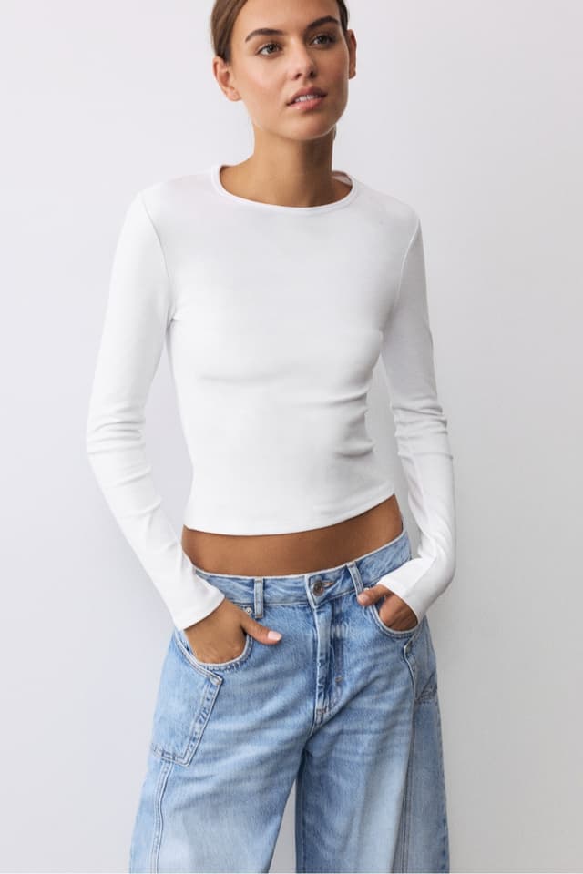تیشرت زنانه Pull & Bear آستین بلند فیت بدنی تیشرت زنانه Pull & Bear آستین بلند فیت بدنی