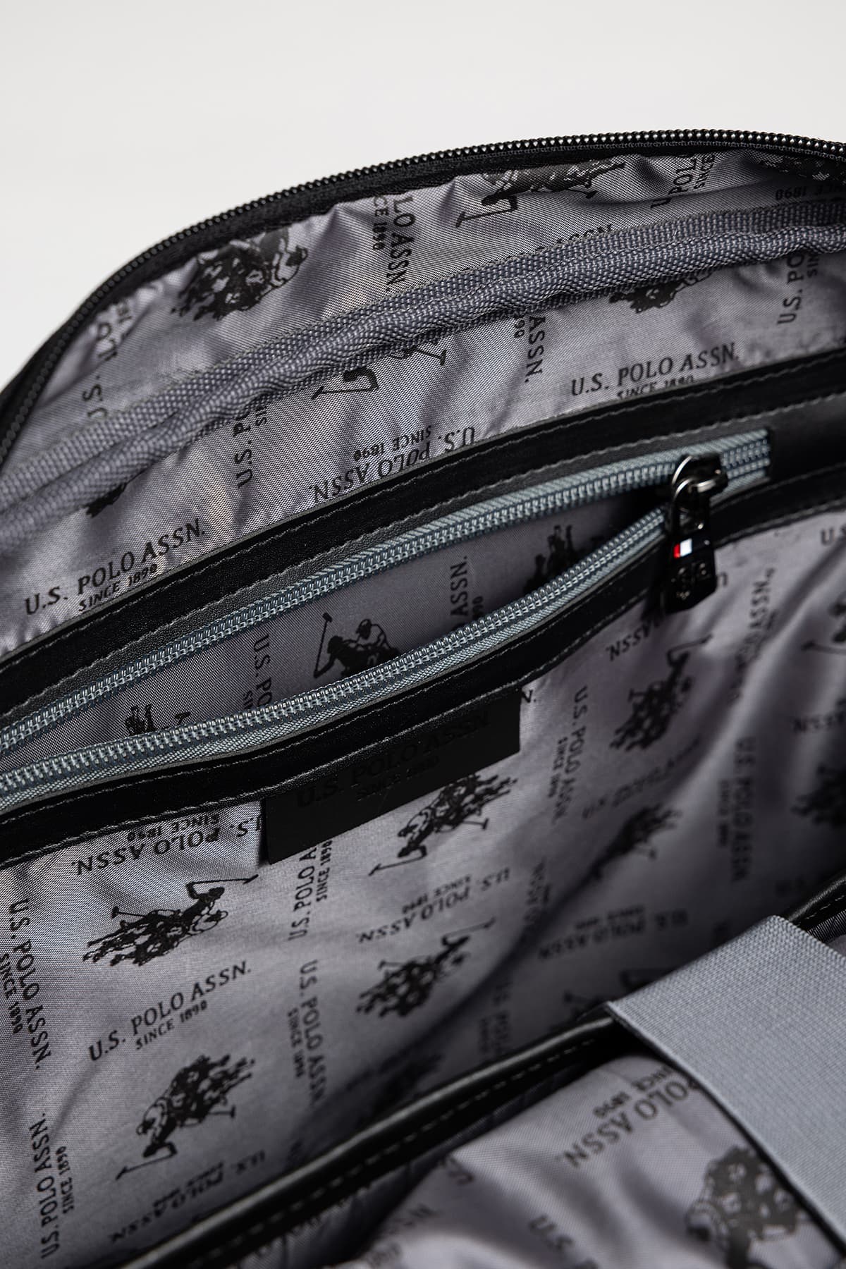 کیف لپتاپ زنانه U.S. Polo Assn. با بند شانهای و جای لپتاپ مشکی مدل 26055-26058 کیف لپتاپ زنانه U.S. Polo Assn. با بند شانهای و جای لپتاپ مشکی مدل 26055-26058