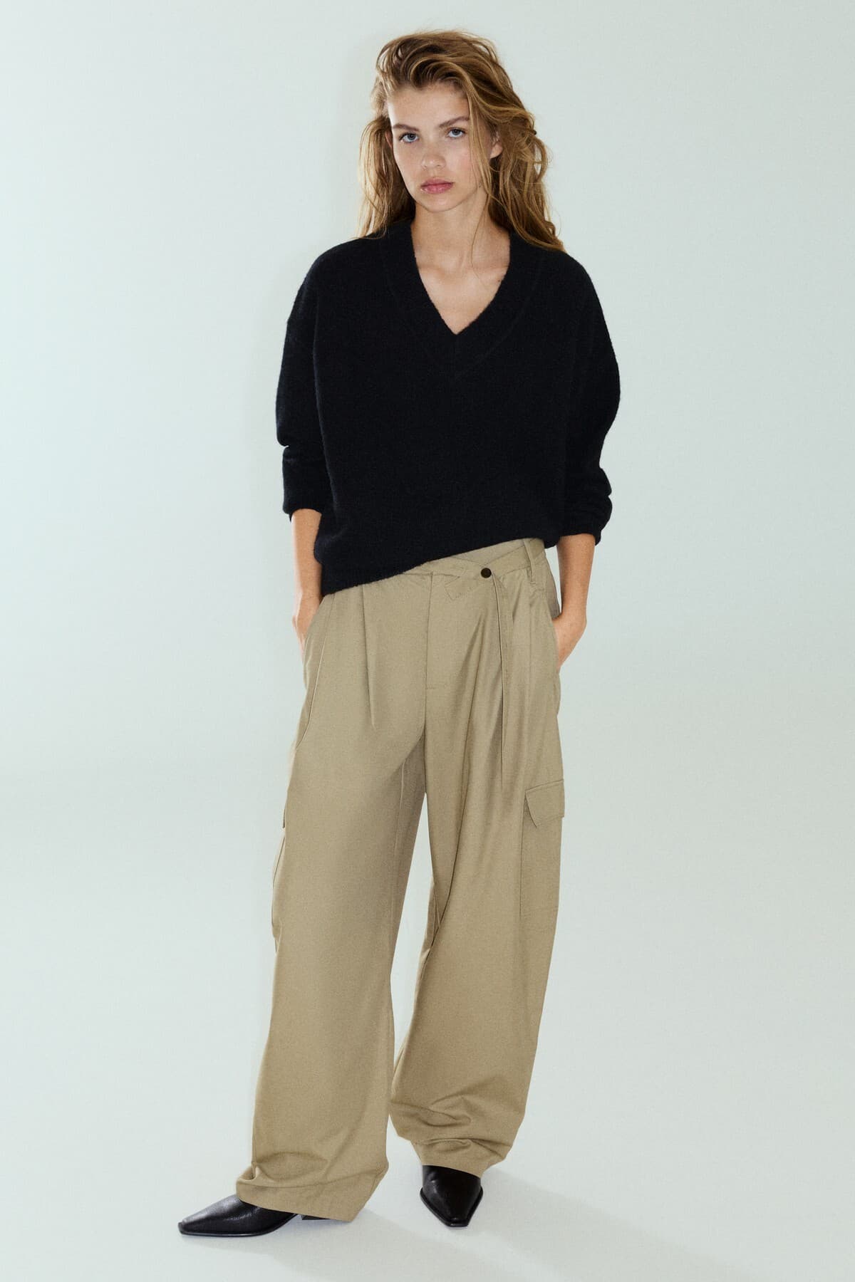 پلیور زنانه Pull & Bear برش Boxy یقه V پلیور زنانه Pull & Bear برش Boxy یقه V
