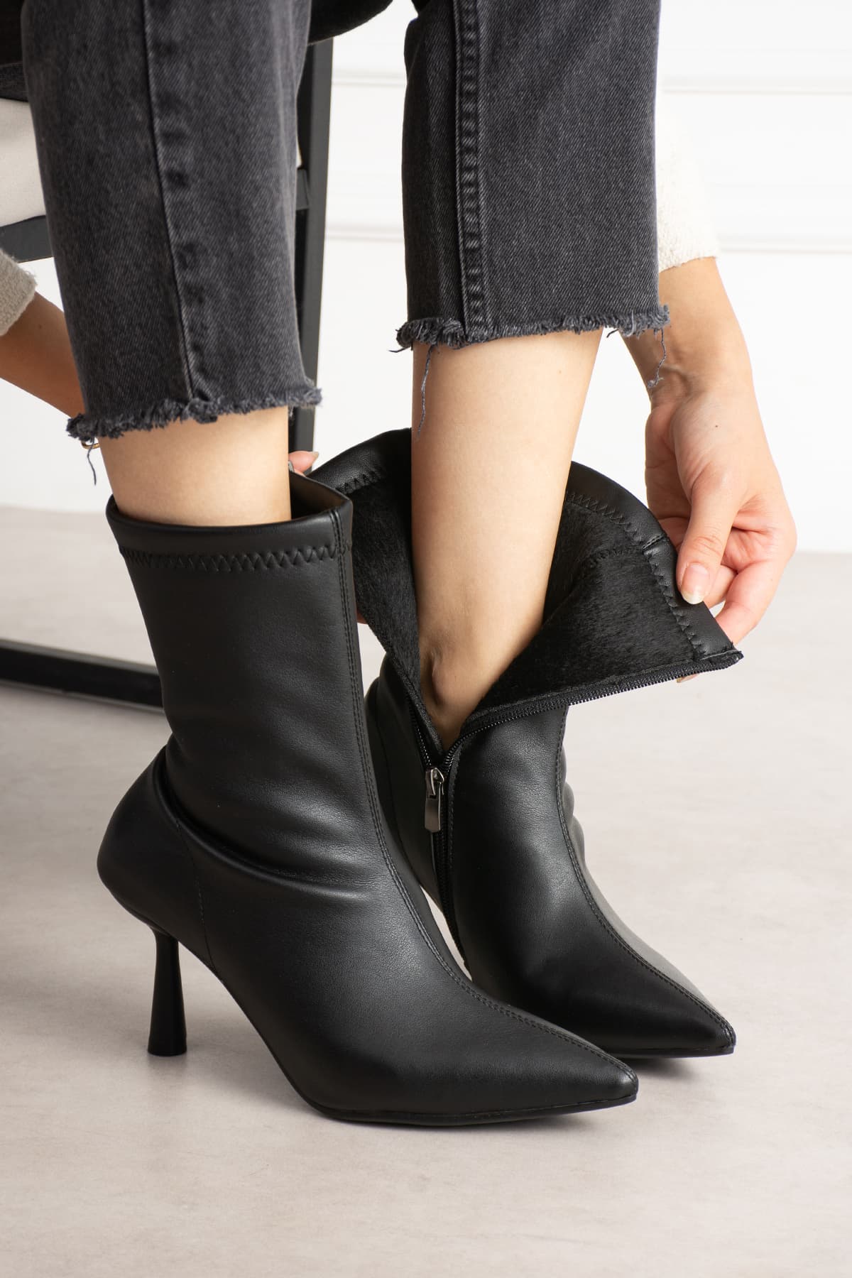 بوت زنانه dabab shoes مدل MARYA مشکی چرمی پاشنه نازک ۷ سانتیمتر بوت زنانه dabab shoes مدل MARYA مشکی چرمی پاشنه نازک ۷ سانتیمتر