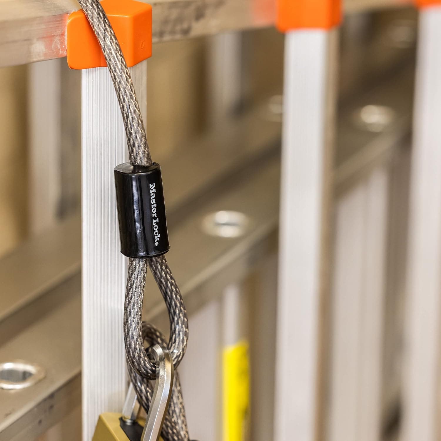 کابل قفل دوچرخه فولادی Master Lock روکش وینیلی حلقهدار، 9 m × 3/8 inç، مدل 70DCC کابل قفل دوچرخه فولادی Master Lock روکش وینیلی حلقهدار، 9 m × 3/8 inç، مدل 70DCC