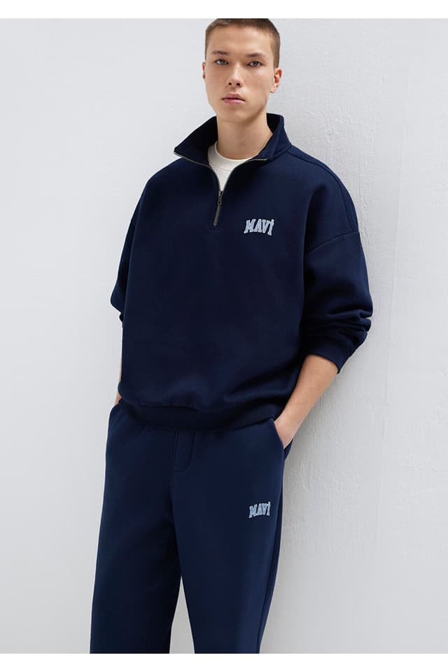 سوئیشرت مردانه Mavi نیم زیپ با چاپ لوگو سرمهای مدل 0S10208-70497 سوئیشرت مردانه Mavi نیم زیپ با چاپ لوگو سرمهای مدل 0S10208-70497