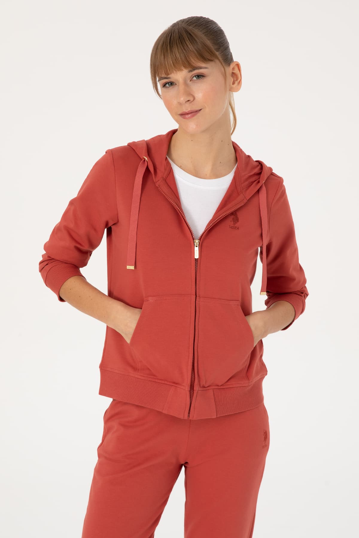 سوئیشرت زنانه U.S. Polo Assn. کاپوشندار زیپدار قرمز آجری مدل 50313594-VR026 سوئیشرت زنانه U.S. Polo Assn. کاپوشندار زیپدار قرمز آجری مدل 50313594-VR026