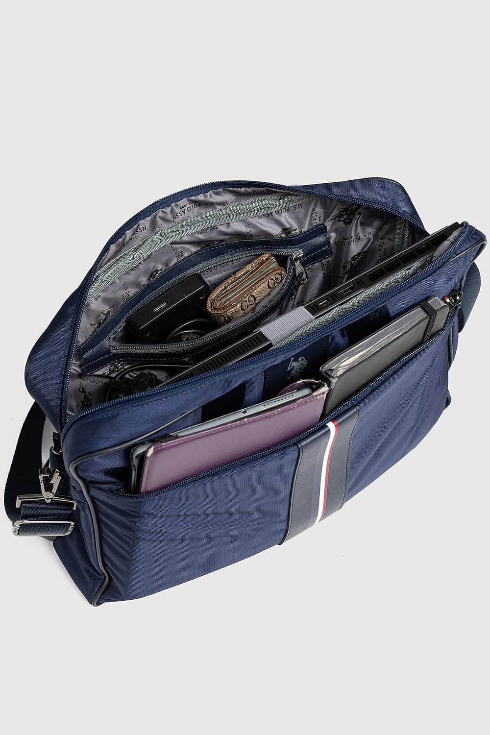 کیف اداری U.S. Polo Assn. دارای بند شانهای و جای لپتاپ رنگ سرمهای مدل 26055-26058 کیف اداری U.S. Polo Assn. دارای بند شانهای و جای لپتاپ رنگ سرمهای مدل 26055-26058
