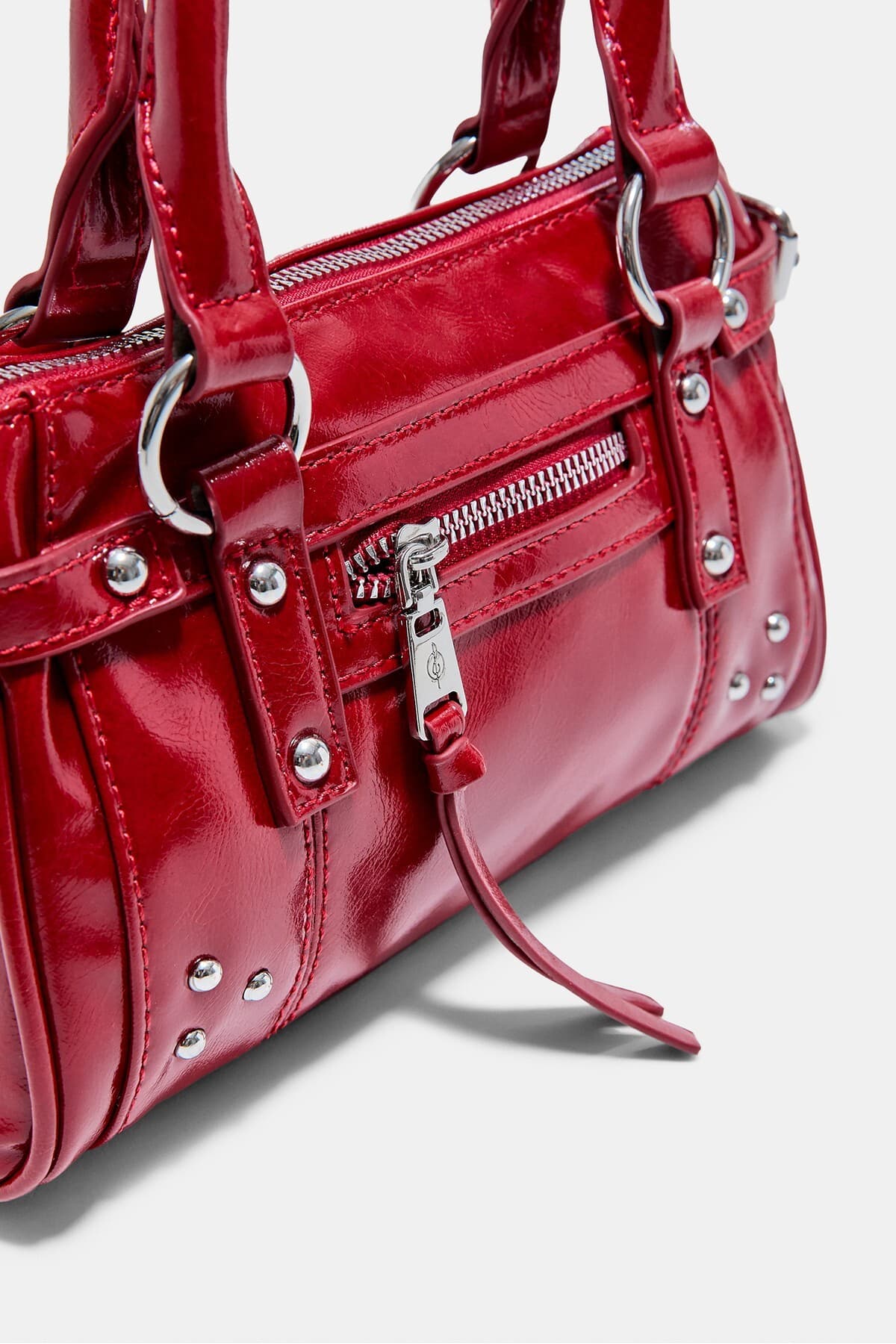 کیف زنانه Stradivarius با پرچ و جیب و بند مورب کیف زنانه Stradivarius با پرچ و جیب و بند مورب