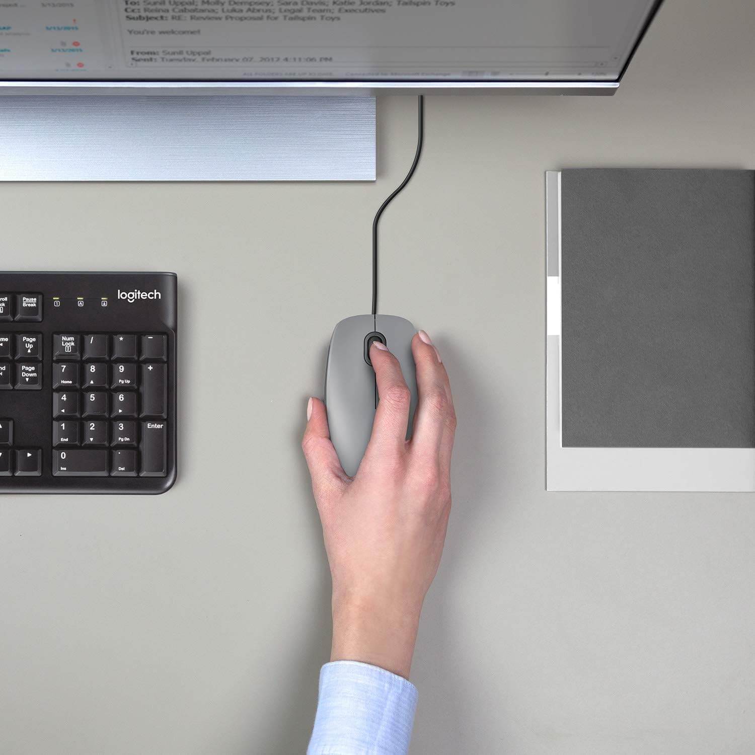 ماوس سیمی USB مناسب PC و Mac Logitech با فناوری Quiet Click، اتصال USB-A و کاربری دوطرفه، خاکستری مدل M110 ماوس سیمی USB مناسب PC و Mac Logitech با فناوری Quiet Click، اتصال USB-A و کاربری دوطرفه، خاکستری مدل M110