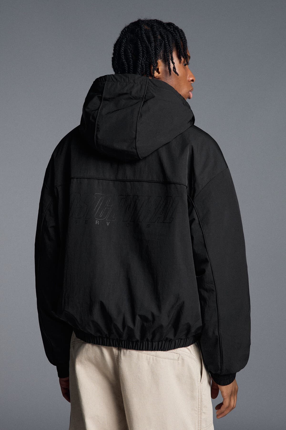 کاپشن تکنیکی مردانه Bershka با کلاه کاپشن تکنیکی مردانه Bershka با کلاه
