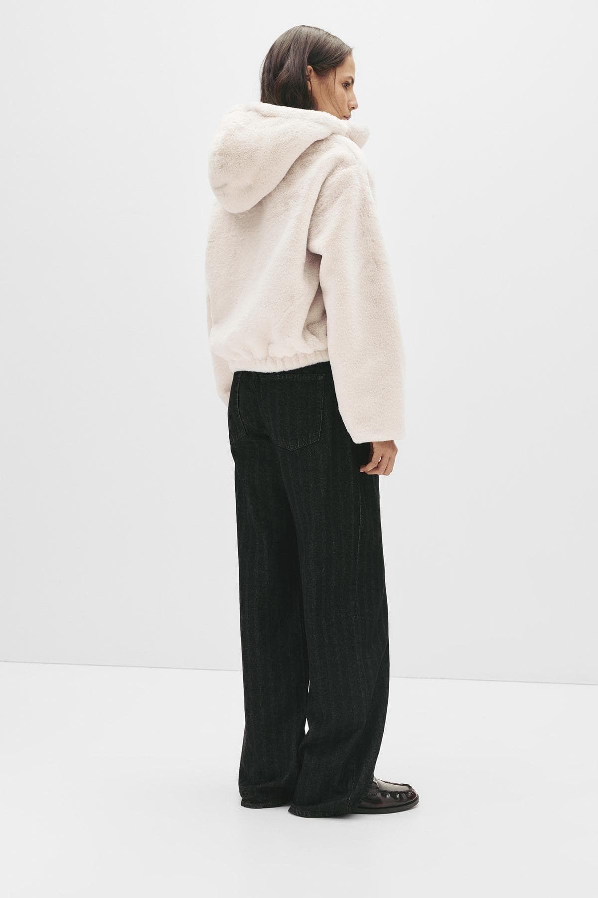 ژاکت زنانه Pull & Bear کاپوتدار خز مصنوعی ژاکت زنانه Pull & Bear کاپوتدار خز مصنوعی