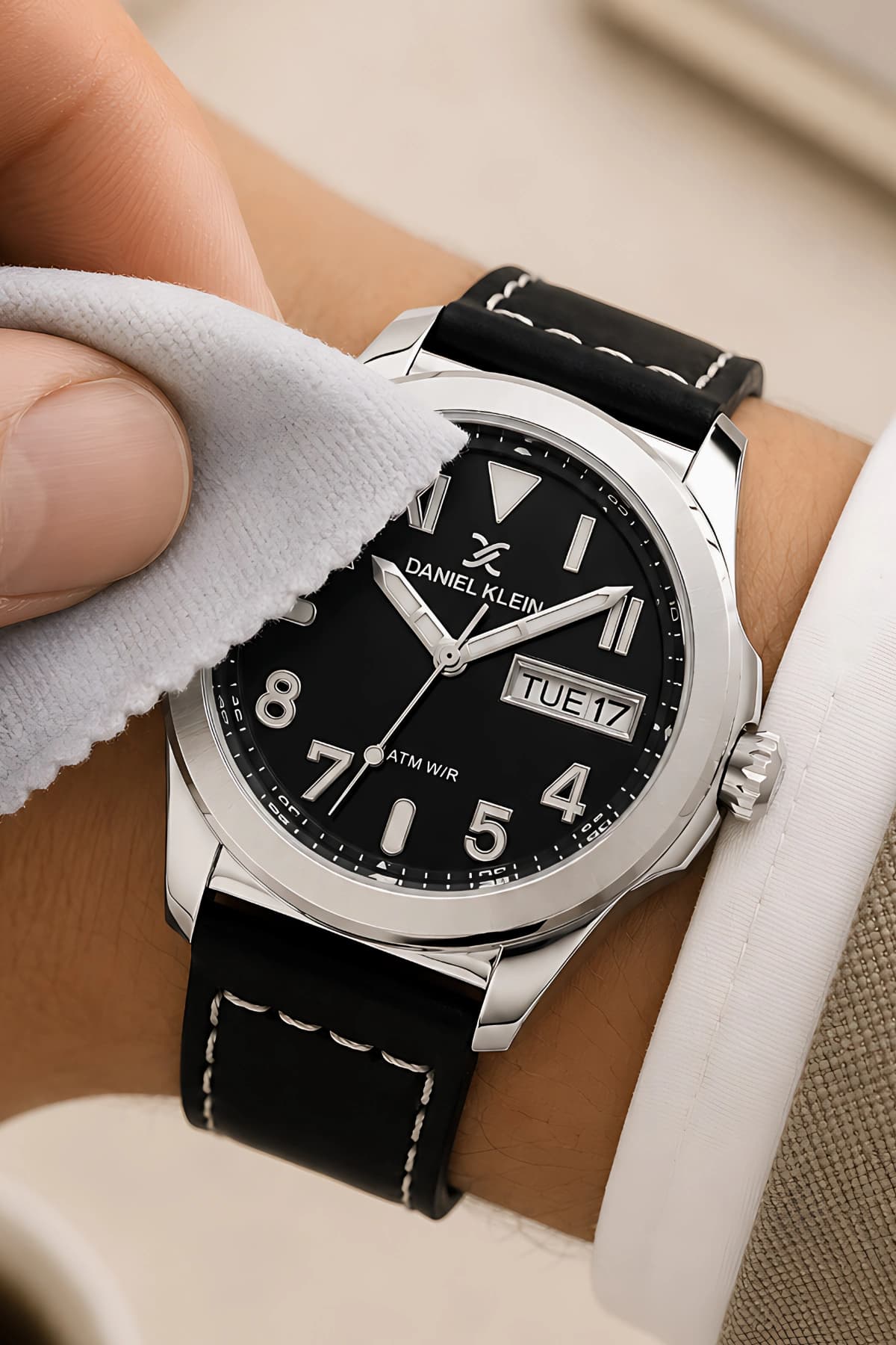 ساعت مردانه Daniel Klein تقویمدار بند چرمی مشکی کیس فولادی مدل zmdk ساعت مردانه Daniel Klein تقویمدار بند چرمی مشکی کیس فولادی مدل zmdk