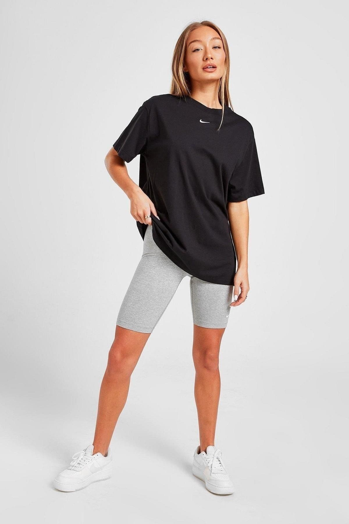 تیشرت یونیسکس Nike Sportswear اورسایز مشکی با گلدوزی Swoosh تیشرت یونیسکس Nike Sportswear اورسایز مشکی با گلدوزی Swoosh