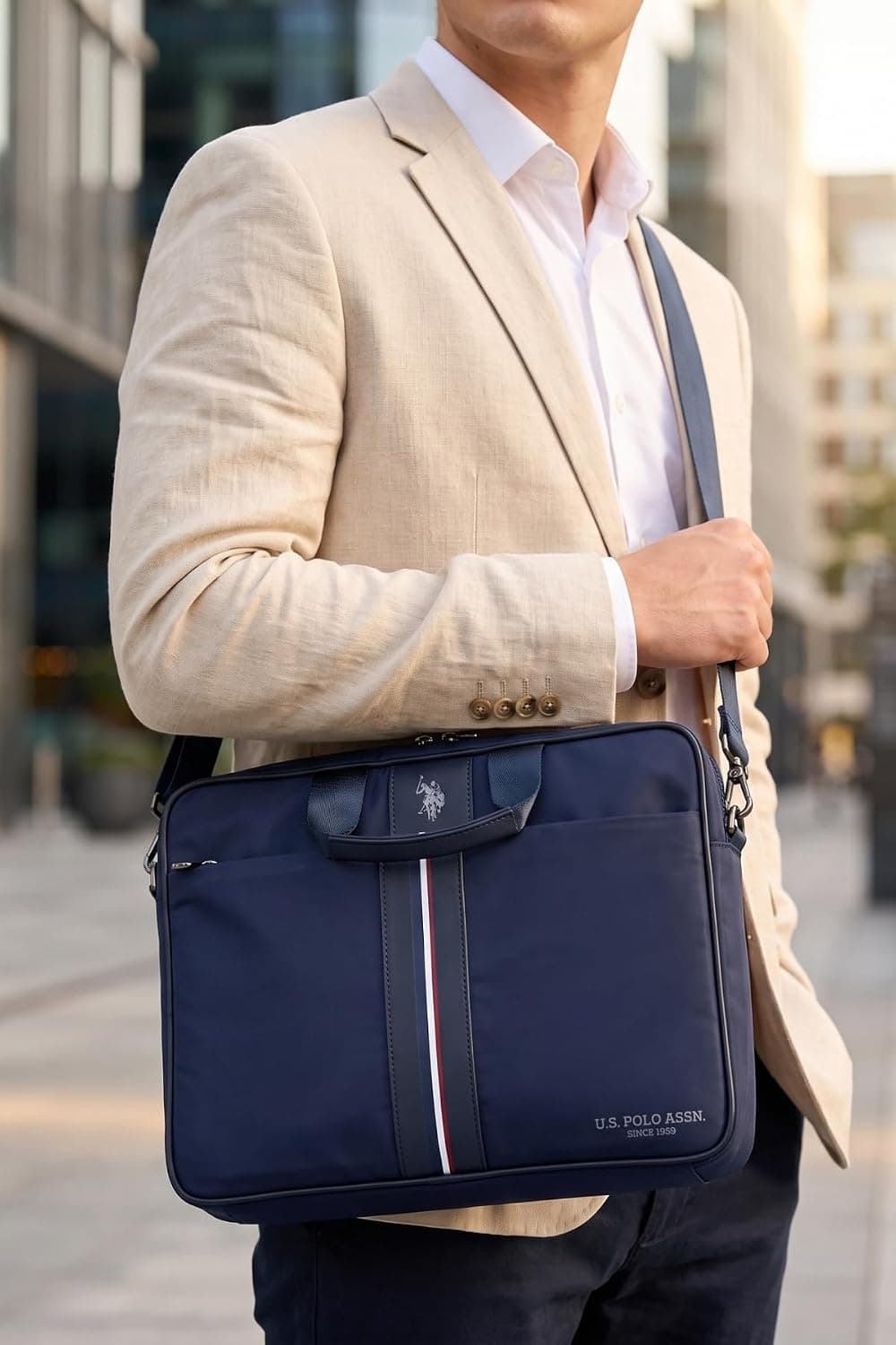 کیف اداری U.S. Polo Assn. دارای بند شانهای و جای لپتاپ رنگ سرمهای مدل 26055-26058 کیف اداری U.S. Polo Assn. دارای بند شانهای و جای لپتاپ رنگ سرمهای مدل 26055-26058