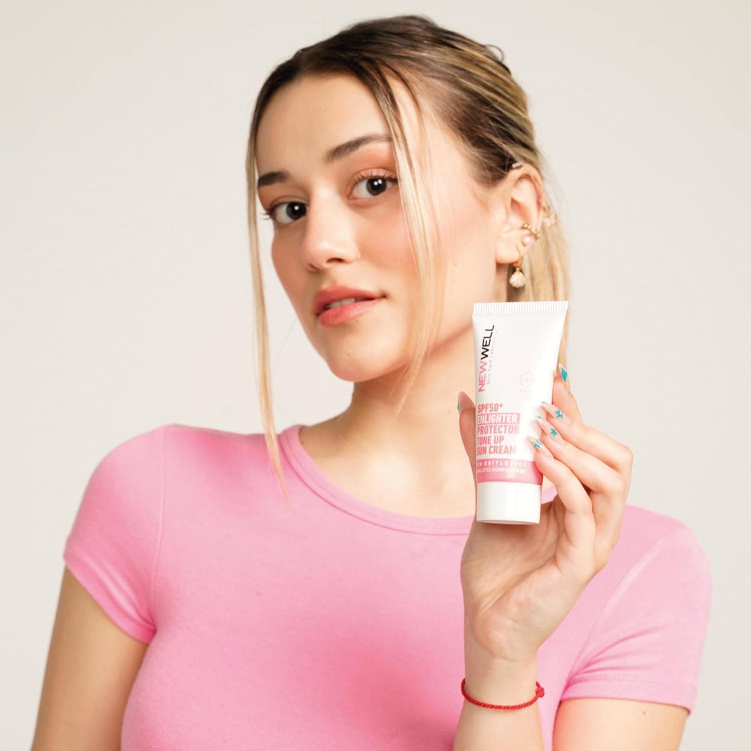 کرم ضدآفتاب صورت صورتی New Well با اثر روشنکننده و یکدستکننده SPF 50+ محافظ UVA/UVB 50 ml کرم ضدآفتاب صورت صورتی New Well با اثر روشنکننده و یکدستکننده SPF 50+ محافظ UVA/UVB 50 ml