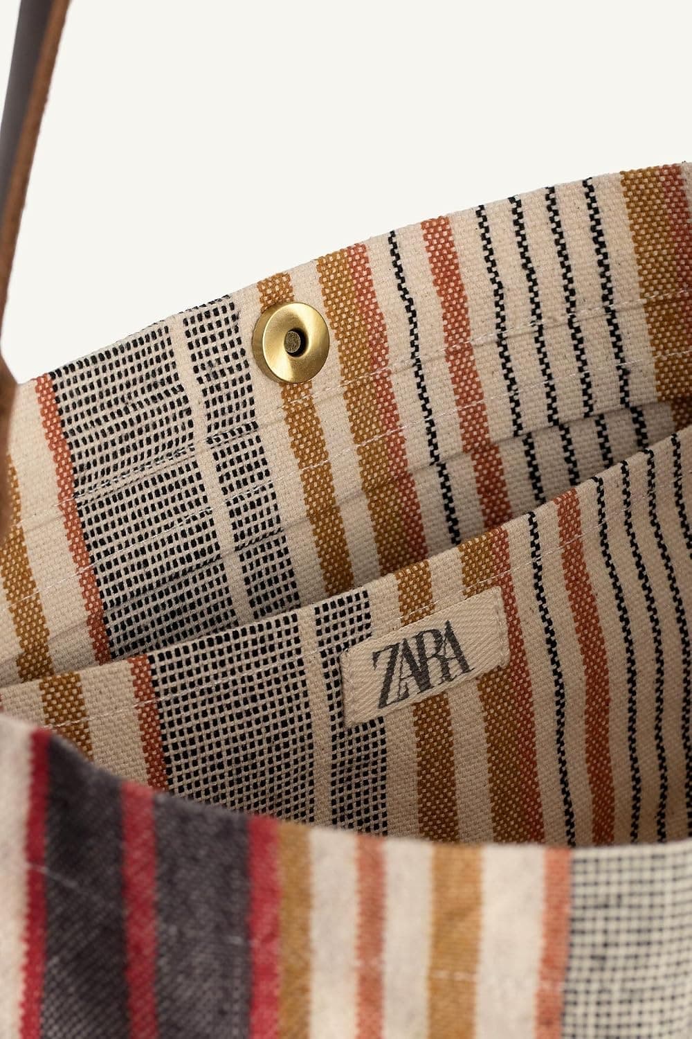 کیف توت چرمی زنانه Zara طرح خالدار سایز استاندارد کیف توت چرمی زنانه Zara طرح خالدار سایز استاندارد