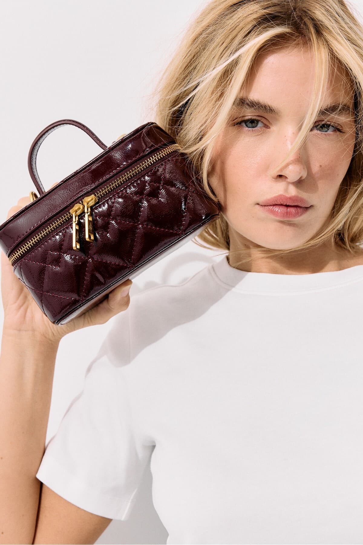 کیف دوشی زنانه Stradivarius کاپیتونه با بند متقاطع کیف دوشی زنانه Stradivarius کاپیتونه با بند متقاطع
